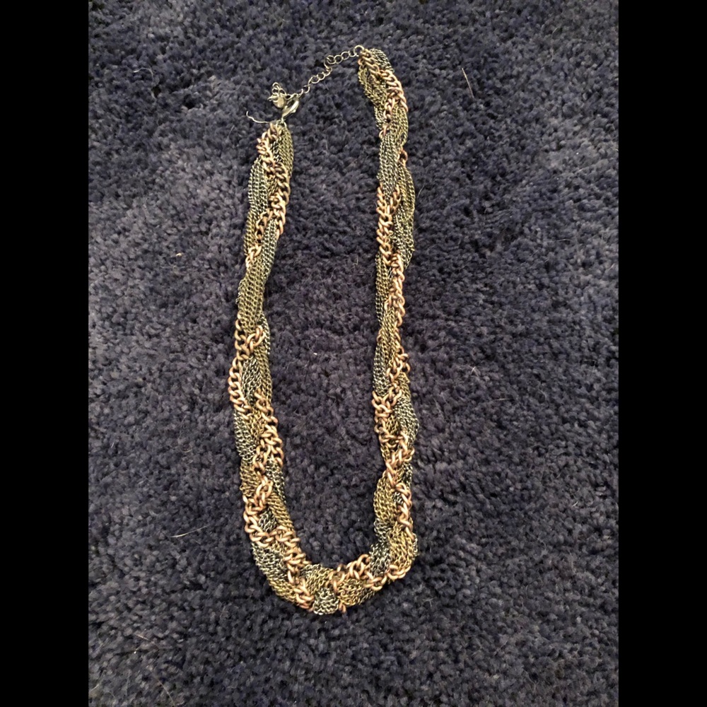 Short chained necklace